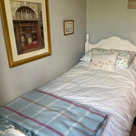 Comfy Cosy Little Room Tv Fridge Microwave Upton  Exterior foto