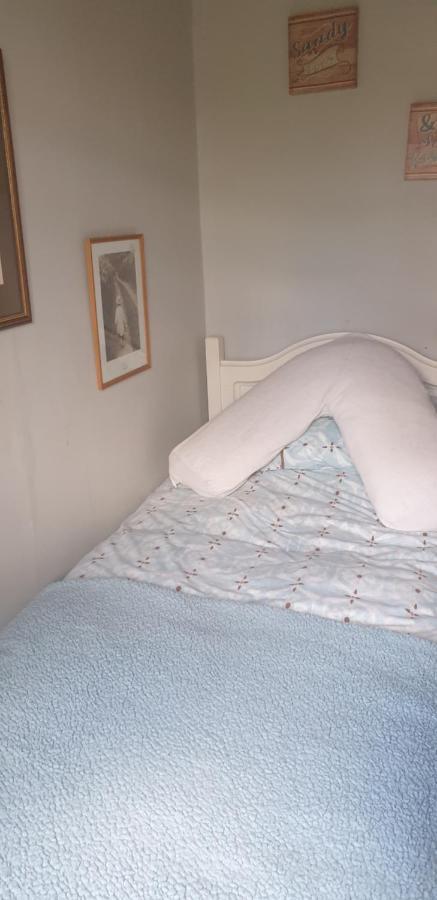 Comfy Cosy Little Room Tv Fridge Microwave Upton  Exterior foto