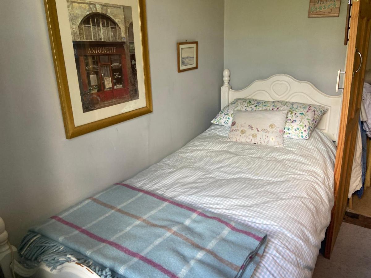 Comfy Cosy Little Room Tv Fridge Microwave Upton  Exterior foto